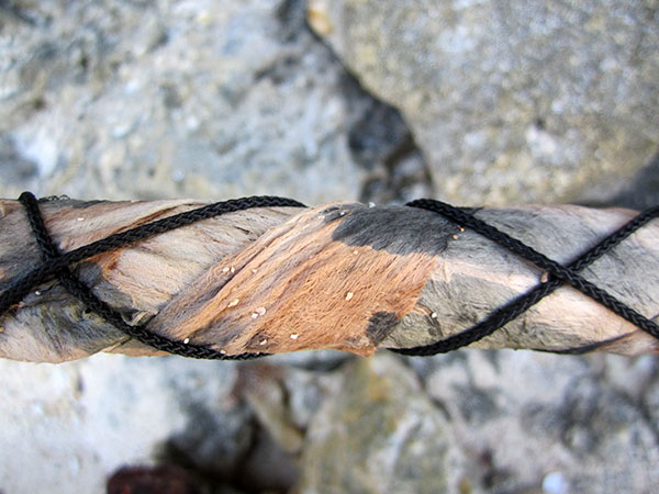 Black stains on dyed tapa