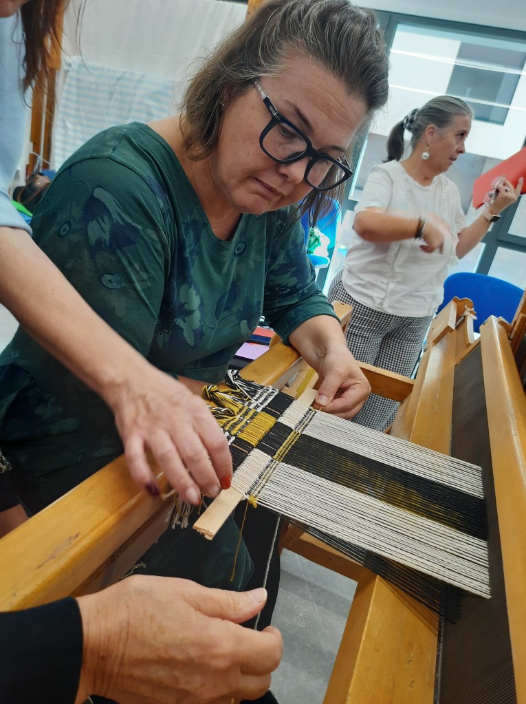 Maite Tolo holding her breath while weaving
